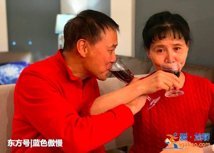 结婚40年!张歆艺爸妈喝交杯酒幸福浪漫,张妈妈颜值高笑容甜 结婚40年!张歆艺爸妈喝交杯酒幸福浪漫,张妈妈颜值高笑容甜
