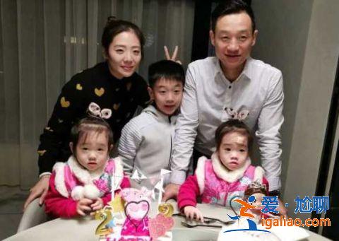 杨云晒子女照片，9岁杨阳洋带妹妹看书很暖心，兄妹同框超温馨