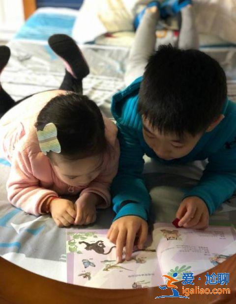 杨云晒子女照片，9岁杨阳洋带妹妹看书很暖心，兄妹同框超温馨