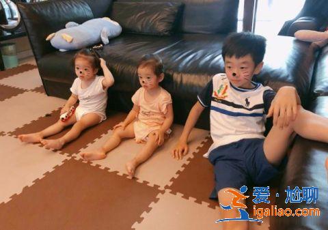 杨云晒子女照片，9岁杨阳洋带妹妹看书很暖心，兄妹同框超温馨