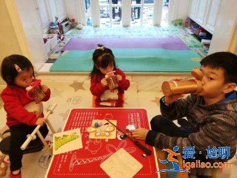杨云晒子女照片，9岁杨阳洋带妹妹看书很暖心，兄妹同框超温馨