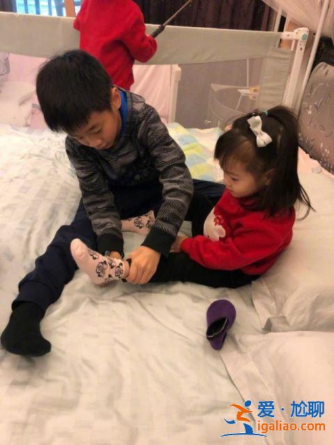 杨云晒子女照片，9岁杨阳洋带妹妹看书很暖心，兄妹同框超温馨