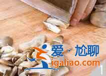 草菇爆鸡丝怎么做？？