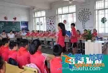 如何开展主题班会？