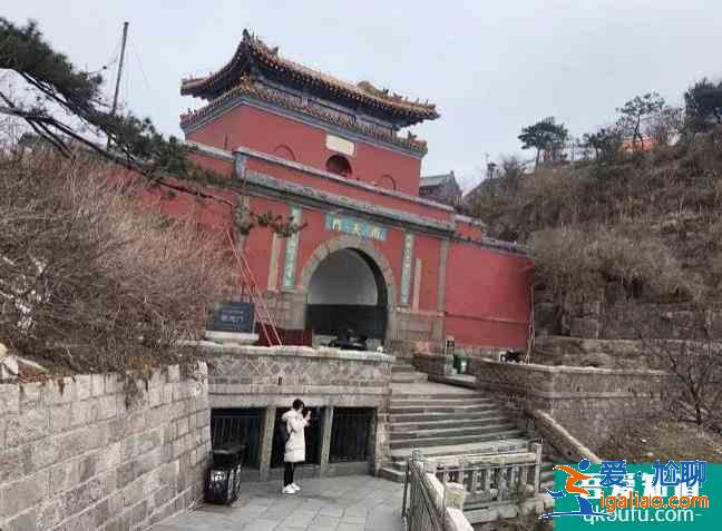 泰山山顶矿泉水多少钱一瓶？