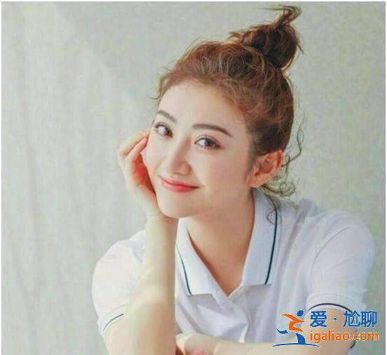 郑爽为何不是班花?看完班级合照就明白了,真是人以群分