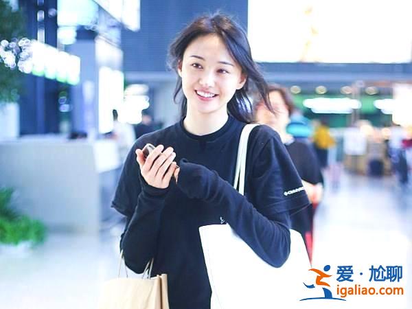 郑爽为何不是班花?看完班级合照就明白了,真是人以群分