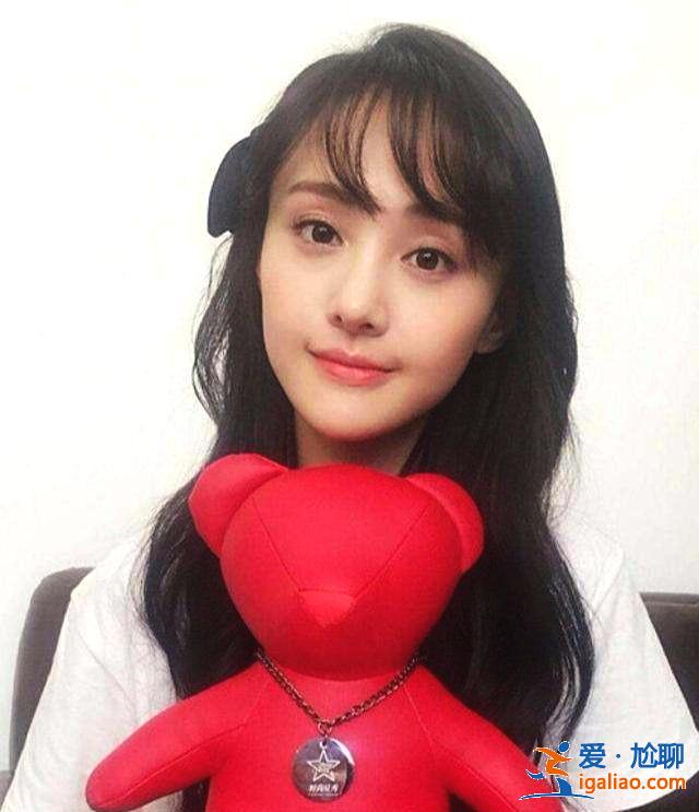 郑爽为何不是班花?看完班级合照就明白了,真是人以群分 郑爽为何不是班花?看完班级合照就明白了,真是人以群分