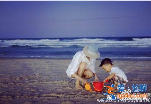 凭《乡村爱情》李秘书走红,嫁富豪变低调,海滩照身材很赞!