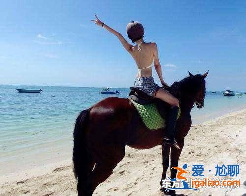 凭《乡村爱情》李秘书走红,嫁富豪变低调,海滩照身材很赞!