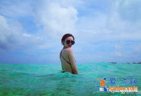 凭《乡村爱情》李秘书走红,嫁富豪变低调,海滩照身材很赞!