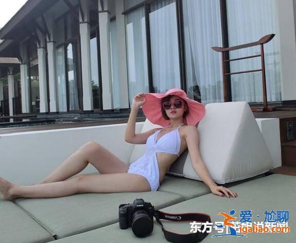 凭《乡村爱情》李秘书走红,嫁富豪变低调,海滩照身材很赞!