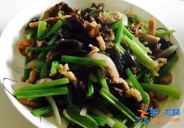 猪肉芹菜炒木耳的做法 这菜每周吃一次，清脂排毒显？