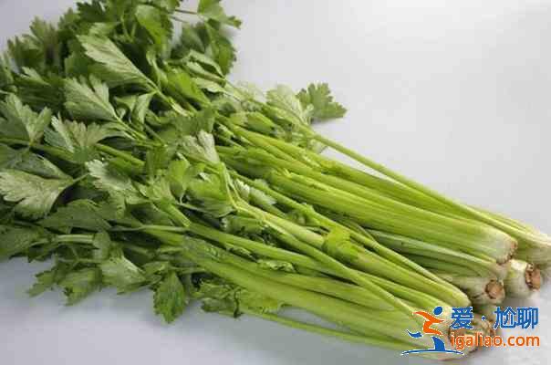 猪肉芹菜炒木耳的做法 这菜每周吃一次，清脂排毒显？