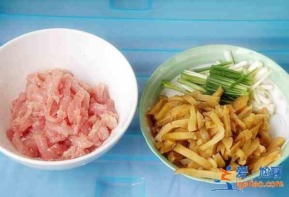 猪肉芹菜炒木耳的做法 这菜每周吃一次，清脂排毒显？