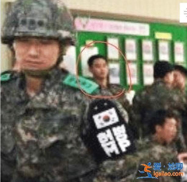 金秀贤最新军官照曝光, 一排人中他超吸睛 金秀贤最新军官照曝光, 一排人中他超吸睛