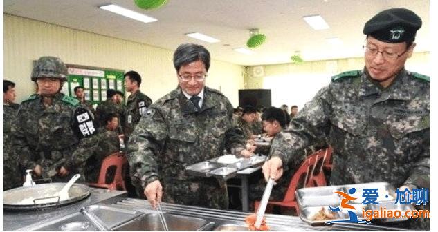 金秀贤最新军官照曝光, 一排人中他超吸睛 金秀贤最新军官照曝光, 一排人中他超吸睛