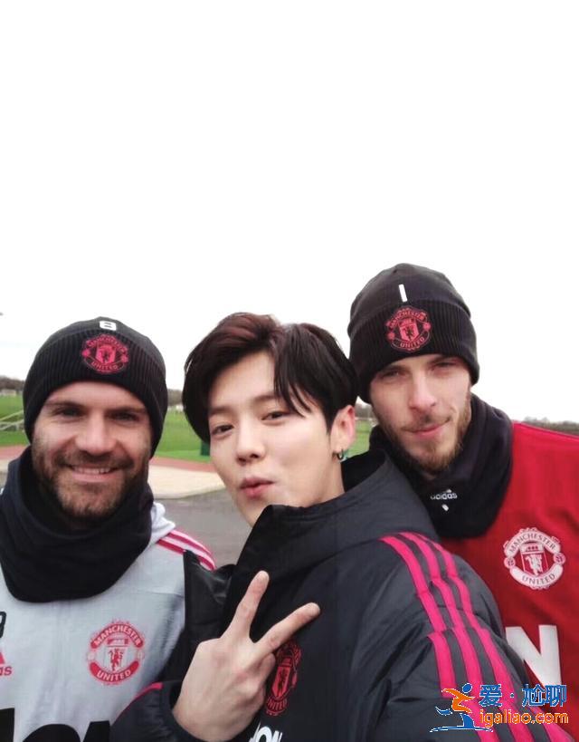 迷弟上线！鹿晗探班曼联与众球星合影开心比V