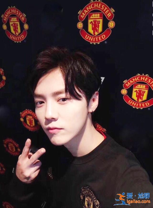 迷弟上线！鹿晗探班曼联与众球星合影开心比V