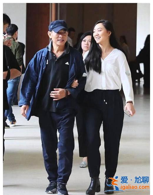 李连杰大女儿现身,比爸爸还高半个头,英姿飒爽气质非凡像女将军 李连杰大女儿现身,比爸爸还高半个头,英姿飒爽气质非凡像女将军