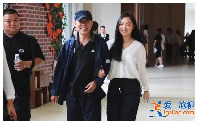 李连杰大女儿现身,比爸爸还高半个头,英姿飒爽气质非凡像女将军 李连杰大女儿现身,比爸爸还高半个头,英姿飒爽气质非凡像女将军