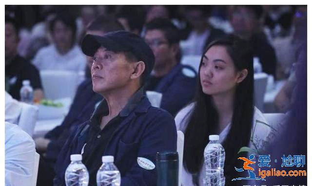 李连杰大女儿现身,比爸爸还高半个头,英姿飒爽气质非凡像女将军 李连杰大女儿现身,比爸爸还高半个头,英姿飒爽气质非凡像女将军
