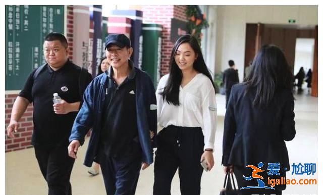 李连杰大女儿现身,比爸爸还高半个头,英姿飒爽气质非凡像女将军 李连杰大女儿现身,比爸爸还高半个头,英姿飒爽气质非凡像女将军
