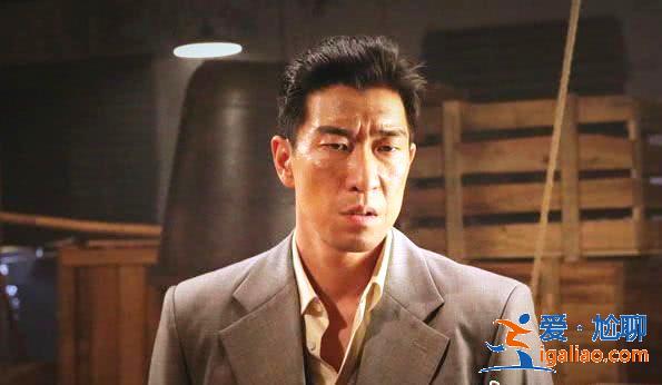 因太丑只能演配角，46岁意外大红，如今娶倪萍妹妹为妻