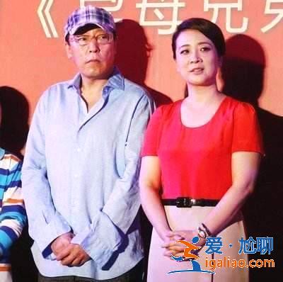 因太丑只能演配角，46岁意外大红，如今娶倪萍妹妹为妻