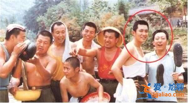 因太丑只能演配角，46岁意外大红，如今娶倪萍妹妹为妻