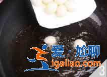 鹌鹑蛋烩鸡菇怎么做？？