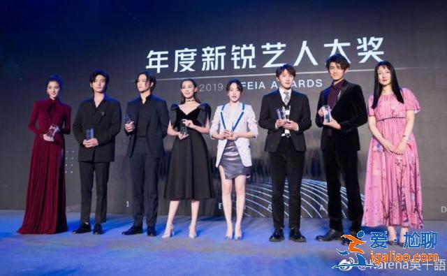 吴千语出席feia盛典,一套红裙下美腿玉足,全场亮点啊