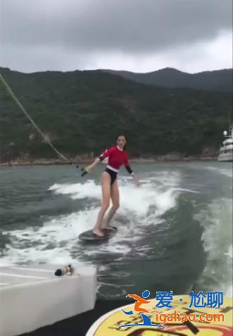 吴千语出席feia盛典,一套红裙下美腿玉足,全场亮点啊