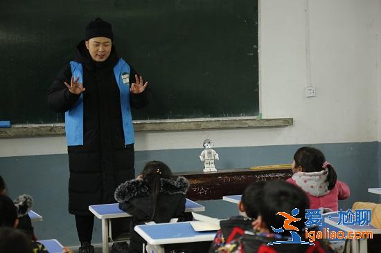众星支教给孩子充满科技范的课堂