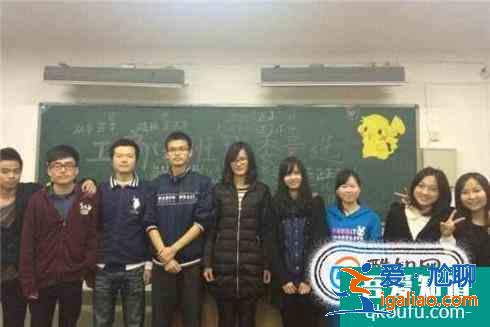 大学里怎么选班长班委？？