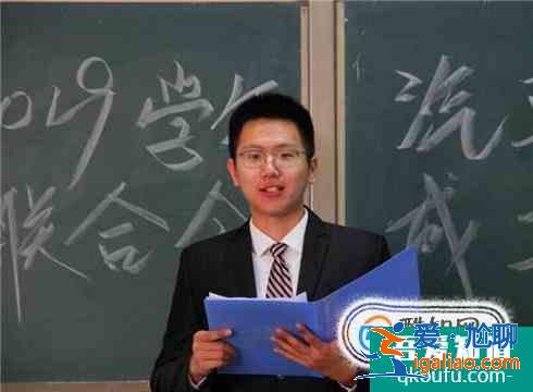 大学里怎么选班长班委？？
