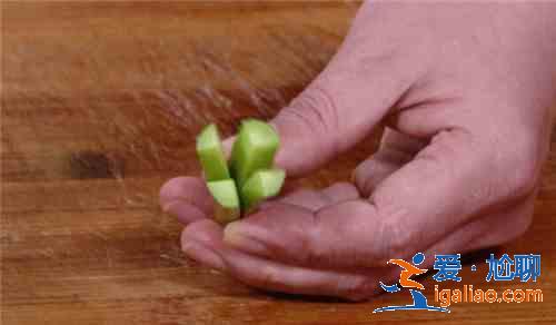 天气太热没胃口 这两款凉拌菜拌一盘光一盘？