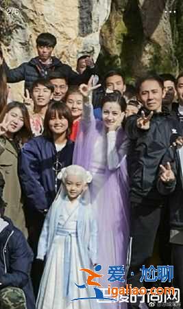 《枕上书》杀青照上惊见白滚滚 迪丽热巴当妈了？？