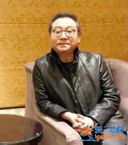 57岁范伟近照曝光，打扮嘻哈似少年