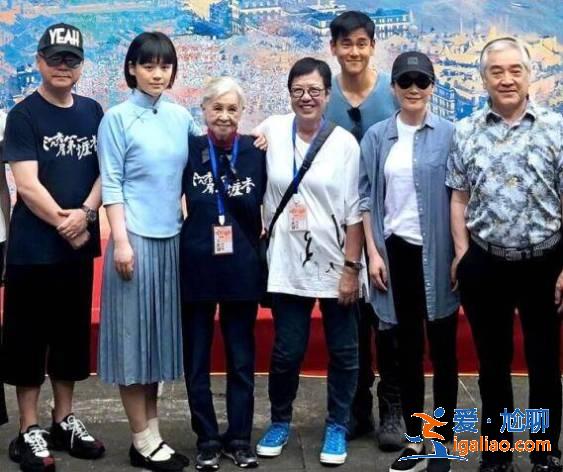 57岁范伟近照曝光，打扮嘻哈似少年