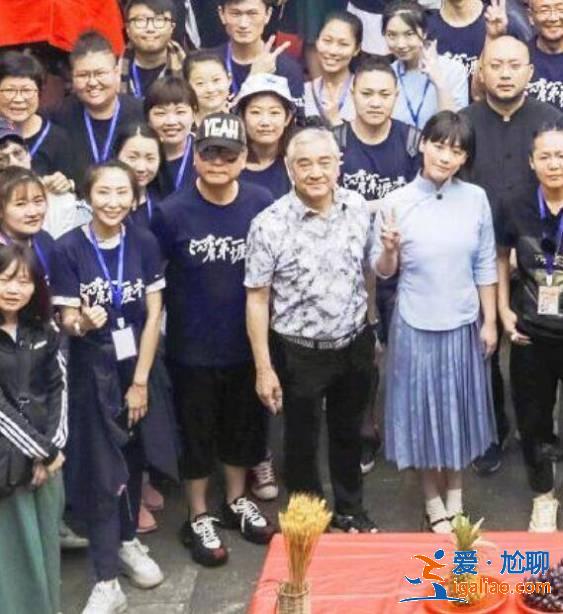 57岁范伟近照曝光，打扮嘻哈似少年