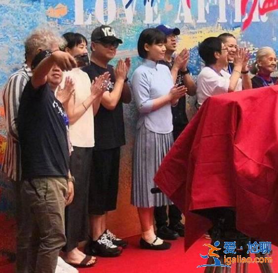 57岁范伟近照曝光，打扮嘻哈似少年