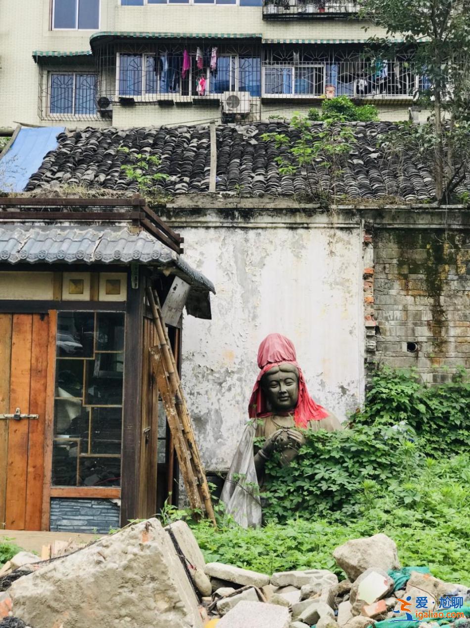 乱逛 &#124; 西珠市街42号，露天停车场旁的园子让人惊艳
