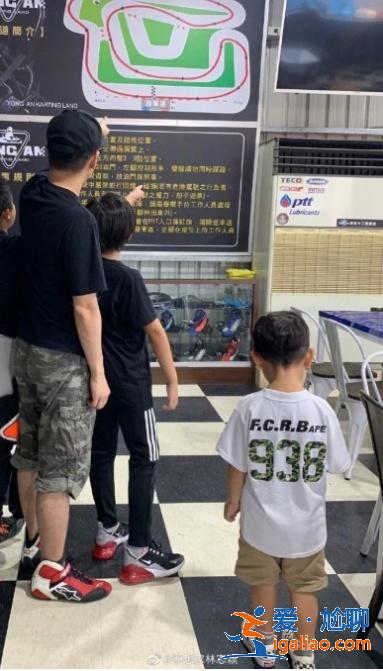 Kimi长大啦！与林志颖赛车场飙车，数次超越爸爸