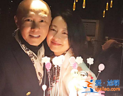 爱妻人设崩塌？港媒曝张卫健曾婚前出轨，秘密交往女主播？