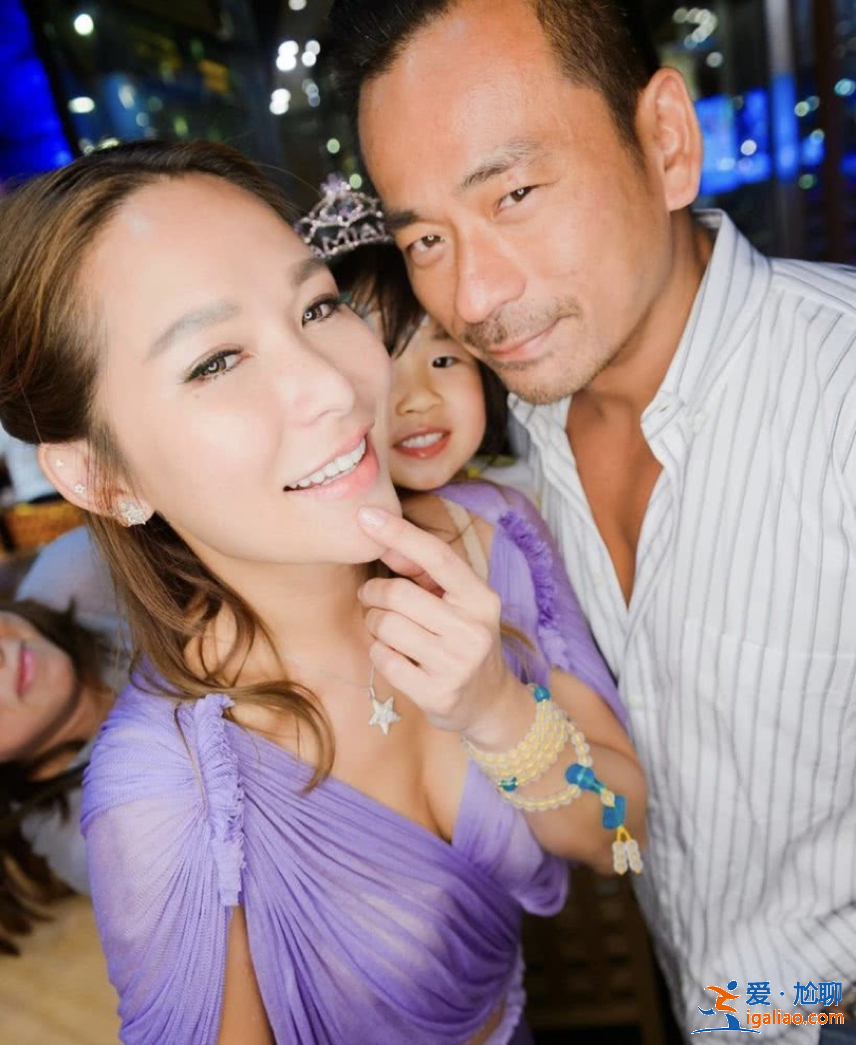 娱乐大亨洗米华与原配一起庆生，洗米嫂穿着性感大秀好身材