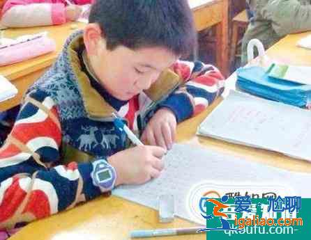 小学三年级孩子怎样练习使用钢笔写字？