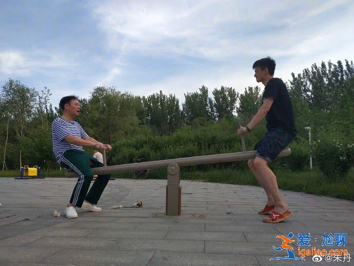 小小丹与朋友同框背影超萌，朱丹直言他们两小无猜像极了爸