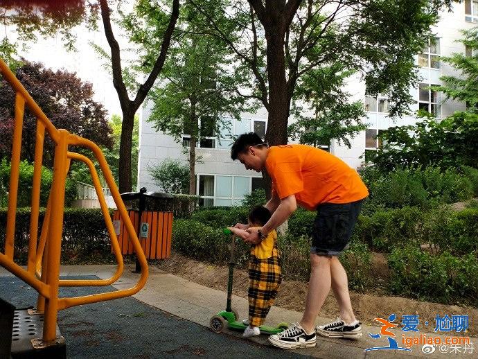 小小丹与朋友同框背影超萌，朱丹直言他们两小无猜像极了爸
