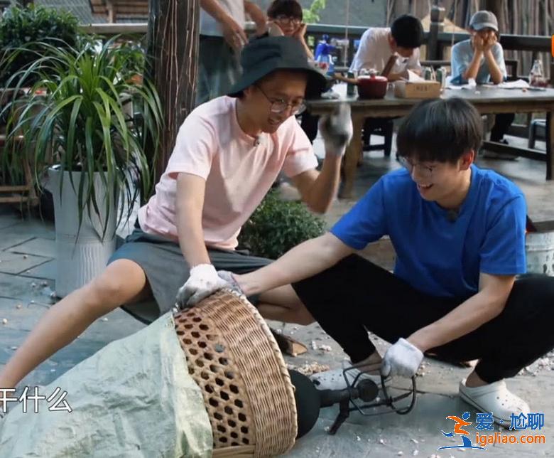 《向往的生活3》池子又炸一锅爆米花，吼声壮胆彭昱畅被震懵